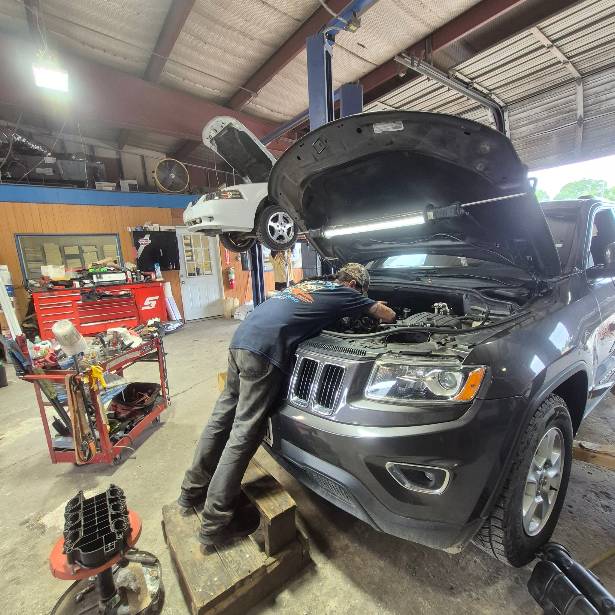 Mechanic working on Jeep Grand Cherokee in the shop